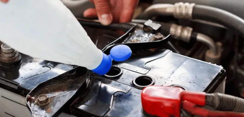 Почему нельзя доливать в аккумулятор электролит