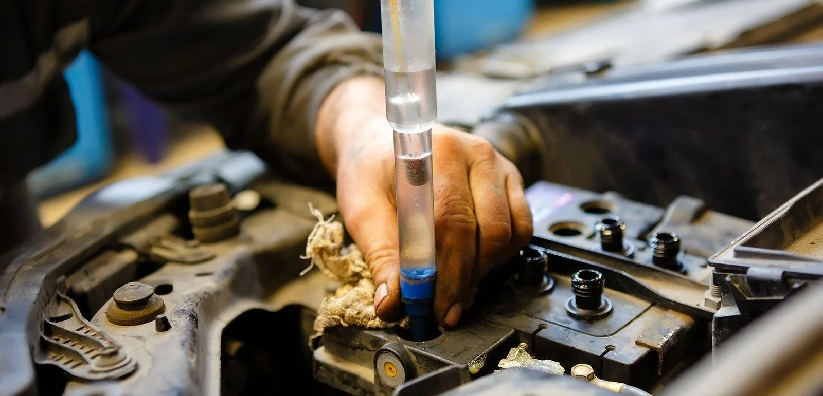 Почему потемнел электролит? Нужно ли его тогда менять?