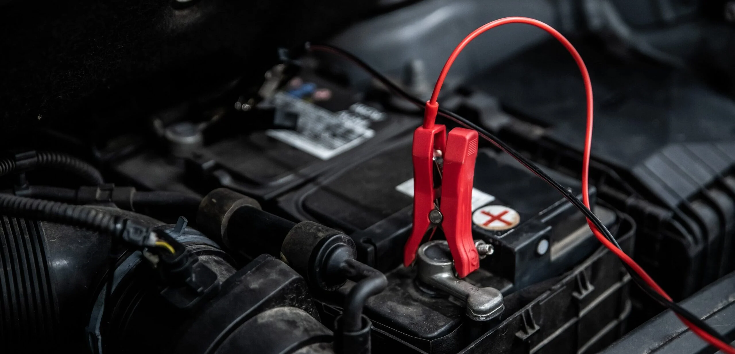 Почему после зарядки аккумулятор снова быстро разряжается? Плотность электролита при этом низкая